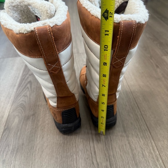 Timberland Sherpa-Lined Tan Winter Boots with White Trim - Picture 4 of 7